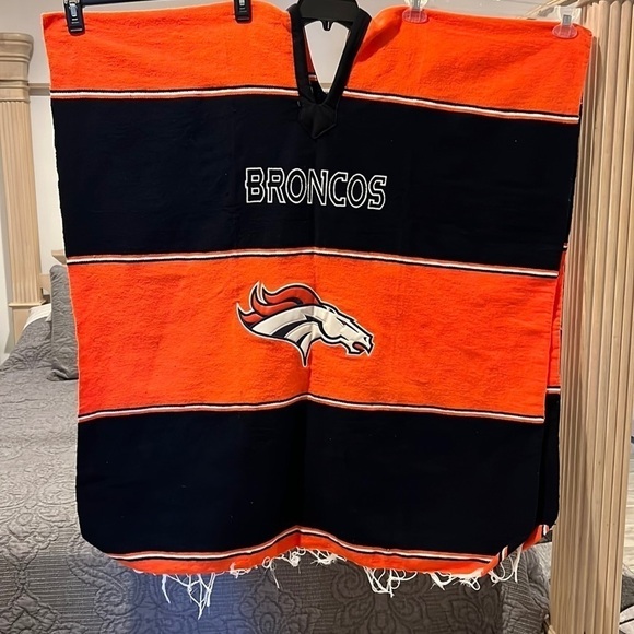 NFL Denver Bronco Graphic Poncho - Picture 3 of 12